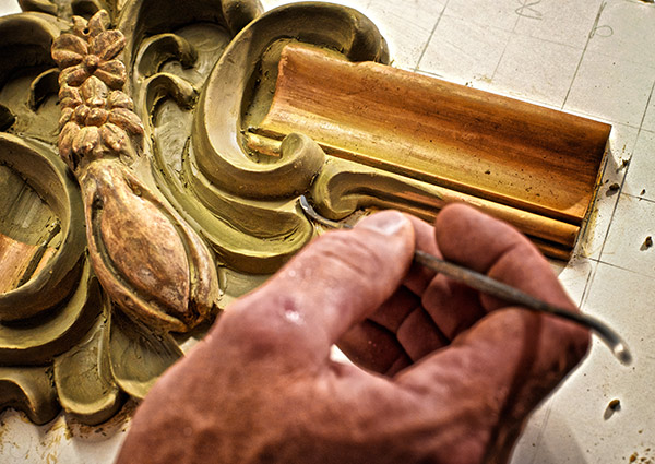 Tonmodel wird von Hand modelliert in der Stuckwerkstatt in Zürich