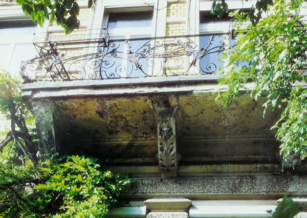 Zustand des Balkons vor der Restaurierung.