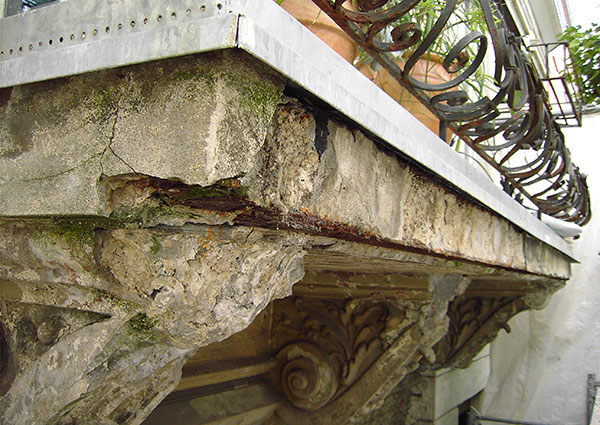 Balkon durch Witterungseinflüsse beschädigte Konsolen und Voluten vor der Restaurierung