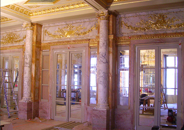 Marmorsaal mit Spiegeln und viel Blattgold auf dem Stuck bei Restaurierung