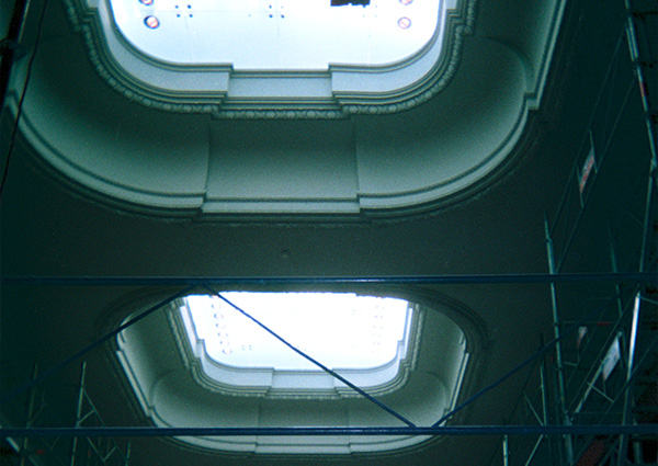 Detailausschnitt einer Stuckdecke mit Oberlichtern