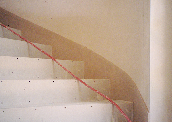 Treppenhaus mit Sockelleiste aus Gips auf der Baustelle