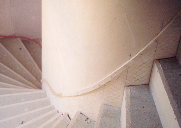 Geschwungenes Treppenhaus - hier wird der Gipssockel vorbereitet