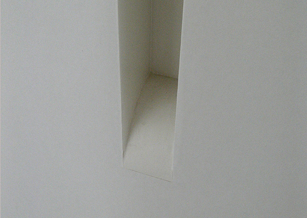 Detail der Lampenhalterung mit Rundung aus Stuck in der Wand