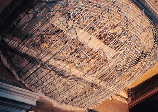 Unterkonstruktion an Balkon aus Rippenstreckmetall